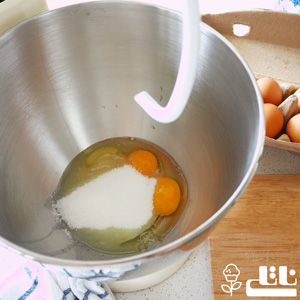 تخم مرغ و شکر را به مواد ترکیب شده در مرحله قبل اضافه میکنیک